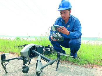 电力工作人员正在进行维修变压器